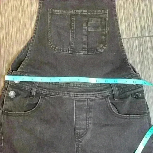 Almost Famous Juniors Black Square Neck Distressed Skinny Denim Overalls Size 7 - Picture 5 of 12